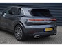 Porsche Cayenne 3.0 E-Hybrid 470pk Sport Chrono | Panorama | Matrix | ACC | 21'' Wielen | Bose | Trekhaak | Orig. NL |