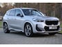 BMW X1 xDrive30e M-Sport | HUD | 360 | Harman Kardon | Pano | Massage | Elektr. Trekhaak | Driving ass + | Stuurwielverwarming | Keyless | Etc. Volledige Fabrieksgarantie tot Aug 2026 | Premium selectie tot Aug 2029