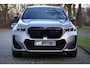 BMW X1 xDrive30e M-Sport | HUD | 360 | Harman Kardon | Pano | Massage | Elektr. Trekhaak | Driving ass + | Stuurwielverwarming | Keyless | Etc. Volledige Fabrieksgarantie tot Aug 2026 | Premium selectie tot Aug 2029