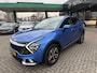 Kia Sportage 1.6 T-GDi Hybrid DynamicPlusLine AWD | 360 GRADEN CAMERA | ELEKTRISCH VERSTELBARE STOELEN | STOELVERWARMING | STUURVERWARMING | PANORAMADAK | NAVIGATIE | LED | DODEHOEK DETECTIE |  | APPLE CARPLAY / ANDROID AUTO | ADAPTIEVE CRUISECONTROL | 1650 KG TREK GEWICHT GEREMD |