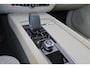 Volvo XC60 T6 Recharge AWD Core Bright - Panorama/schuifdak - IntelliSafe Assist & Surround - Parkeercamera achter - Parkeersensoren voor & achter - Draadloze tel. lader - Standkachel - Extra getint glas - Elektr. inklapbare trekhaak - 18' LMV