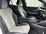 Peugeot e-2008 EV GT Pack 50 kWh | Accustaat 93% | Navigatie | Stoelverwarming | Alcantara interieur | Apple en Android | Two tone lak