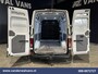 Volkswagen Crafter 2.0 TDI 141pk L3H3 L2H2 Euro6 Airco | Camera | 3000kg Trekhaak | Apple Carplay | Android Auto Parkeersensoren, Bijrijdersbank