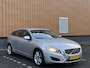 Volvo V60 1.6 DRIVe Kinetic | Handel / Export | Cruise Control | Trekhaak | Parkeersensoren Achter | Navigatie | Bluetooth | Airconditioning |