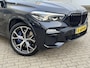 BMW X5 xDrive45e High Executive | Voll.Historie/Leder/Pano.dak/Head-Up/Elektr.Wegklapbare trekhaak/M-Sportpakket/Stoelverw.