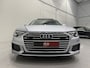 Audi A6 Avant 55 TFSI e quattro Competition PANO/HEAD-UP/MEMORY/360CAMERA/ACC/KEYLESS/MATRIX/CARPLAY/S-LINE SPORTPAKKET/FLORETT-SILBER METALLIC/NET GROTE OH BEURT GEHAD BIJ AUDI