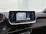 Peugeot e-2008 EV GT 50 kWh 136pk Automaat | Schuif-/Kantelkdak | Navigatie | Climate Control | Adaptieve Cruise Control | 17"LMV | LED | Camera | Stoelverwarming | Apple Carplay/Android Auto |