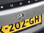 Peugeot e-2008 EV GT 50 kWh 136pk Automaat | Schuif-/Kantelkdak | Navigatie | Climate Control | Adaptieve Cruise Control | 17"LMV | LED | Camera | Stoelverwarming | Apple Carplay/Android Auto |