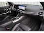 BMW 3-Serie Touring 330e xDrive M-Sport | 292PK | Head-up | Keyless-go | Carbon | Sport-stoelen | Harman/Kardon | Sfeerverlichting | Stuurwielverw. | 2023.
