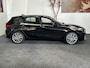 BMW 1-Serie 120 M SPORT DESIGN EDITION NAVIGATIE CRUISE CONTROL STOEL EN STUURVERWARMING PANORAMA SCHUIF/KANTELDAK BLUETOOTH TELEFOON APPLE CARPLAY/ANDROID RIJSTROOKSENSOREN PDC ZEER MOOI !! Brgl