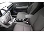 Hyundai Kona Comfort Smart 65.4 kWh / 100% SoH / Warmtepomp / 3-Fase Laden / 1ste eigenaar / HUD / Achteruitrijcamera / Stoel en Stuurverwarming / Elektrische Achterklep / Apple Carplay & Android Auto / Keyless Entry / Fabrieksgarantie tot 24-11-2029 /