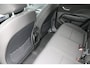 Hyundai Kona Comfort Smart 65.4 kWh / 100% SoH / Warmtepomp / 3-Fase Laden / 1ste eigenaar / HUD / Achteruitrijcamera / Stoel en Stuurverwarming / Elektrische Achterklep / Apple Carplay & Android Auto / Keyless Entry / Fabrieksgarantie tot 24-11-2029 /