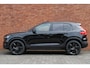 Volvo XC40 2.0 B4 Plus Black Edition Panoramisch schuif-/kanteldak | Elektrisch verstelbare voorstoelen met geheugenfunctie | 360 graden camera | Extra getint glas achter | Harman Kardon |  Stoel- / stuurwielverwarming | 20 inch. lichtmetalen velgen | Adaptieve cruise control | BLIS