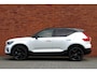 Volvo XC40 B4 Plus Black Edition | Panoramisch schuif-/kanteldak | Elektrisch verstelbare voorstoelen met geheugenfunctie | 360 graden camera | Extra getint glas achter | Harman Kardon | Dak in contrasterende kleur Black Stone | Stoel- / stuurwielverwarming | 20 inch. lichtmetalen velgen | Adaptieve cruise control | BLIS