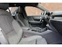 Volvo XC40 B4 Plus Black Edition | Panoramisch schuif-/kanteldak | Elektrisch verstelbare voorstoelen met geheugenfunctie | 360 graden camera | Extra getint glas achter | Harman Kardon | Dak in contrasterende kleur Black Stone | Stoel- / stuurwielverwarming | 20 inch. lichtmetalen velgen | Adaptieve cruise control | BLIS