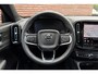 Volvo XC40 B4 Plus Black Edition | Panoramisch schuif-/kanteldak | Elektrisch verstelbare voorstoelen met geheugenfunctie | 360 graden camera | Extra getint glas achter | Harman Kardon | Dak in contrasterende kleur Black Stone | Stoel- / stuurwielverwarming | 20 inch. lichtmetalen velgen | Adaptieve cruise control | BLIS