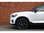 Volvo XC40 B4 Plus Black Edition | Panoramisch schuif-/kanteldak | Elektrisch verstelbare voorstoelen met geheugenfunctie | 360 graden camera | Extra getint glas achter | Harman Kardon | Dak in contrasterende kleur Black Stone | Stoel- / stuurwielverwarming | 20 inch. lichtmetalen velgen | Adaptieve cruise control | BLIS
