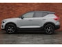 Volvo XC40 2.0 B4 Plus Black Edition Panoramisch schuif-/kanteldak | Elektrisch verstelbare voorstoelen met geheugenfunctie | 360 graden camera | Extra getint glas achter | Harman Kardon | Dak in contrasterende kleur Black Stone | Stoel- / stuurwielverwarming | 20 inch. lichtmetalen velgen | Adaptieve cruise control | BLIS