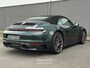 Porsche 911 Cabrio 992 3.0 Carrera S |PTS FOREST GREEN|LIFT|SP. CHRONO|PDCC|STOEL+STUURVERW.| 16455