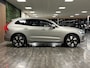 Volvo XC60 T6 AWD Recharge Ultra Bright 360° Camera | Michelin Cross Climate banden | Head-Up Display | Harman Kardon | Adaptieve Cruise Control | 20 Inch | Standkachel met Volvo On Call App | Stoelverwarming voor+achter | Stuurwielverwarming | Schuifdak | Full LED Meesturende koplampen | Pilot Assist | BLIS Dode Hoek Detectie | Elektrische voorstoelen geheugen | Contour stoelen met wit stiksel en bies | Zitting verlenging voorstoelen | Lederen dashboard | Galamineerde/geluidwerende zijramen | Google Infotainment | Keyless Drive | Parkeersensoren voor+achter | Privacy Glass | Elektrisch bedienbare achterklep | DAB Radio | Apple Carplay/Android Auto | Draadloos telefoon opladen | Silver Dawn Metallic |