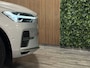 Volvo XC60 T6 AWD Recharge Ultra Bright 360° Camera | Michelin Cross Climate banden | Head-Up Display | Harman Kardon | Adaptieve Cruise Control | 20 Inch | Standkachel met Volvo On Call App | Stoelverwarming voor+achter | Stuurwielverwarming | Schuifdak | Full LED Meesturende koplampen | Pilot Assist | BLIS Dode Hoek Detectie | Elektrische voorstoelen geheugen | Contour stoelen met wit stiksel en bies | Zitting verlenging voorstoelen | Lederen dashboard | Galamineerde/geluidwerende zijramen | Google Infotainment | Keyless Drive | Parkeersensoren voor+achter | Privacy Glass | Elektrisch bedienbare achterklep | DAB Radio | Apple Carplay/Android Auto | Draadloos telefoon opladen | Silver Dawn Metallic |