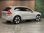 Volvo XC60 T6 AWD Recharge Ultra Bright 360° Camera | Michelin Cross Climate banden | Head-Up Display | Harman Kardon | Adaptieve Cruise Control | 20 Inch | Standkachel met Volvo On Call App | Stoelverwarming voor+achter | Stuurwielverwarming | Schuifdak | Full LED Meesturende koplampen | Pilot Assist | BLIS Dode Hoek Detectie | Elektrische voorstoelen geheugen | Contour stoelen met wit stiksel en bies | Zitting verlenging voorstoelen | Lederen dashboard | Galamineerde/geluidwerende zijramen | Google Infotainment | Keyless Drive | Parkeersensoren voor+achter | Privacy Glass | Elektrisch bedienbare achterklep | DAB Radio | Apple Carplay/Android Auto | Draadloos telefoon opladen | Silver Dawn Metallic |