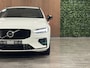 Volvo V60 T6 AWD Recharge R-Design Trekhaak | Adaptieve Cruise Control | Stoel en Stuurwielverwarming | Parkeercamera | Full LED Meesturende koplampen | Pilot Assist | BLIS Dode Hoek Detectie | Bestuurdersstoel elektrisch geheugen | Contour stoelen met wit stiksel en bies | Zitting verlenging voorstoelen | 19 Inch | Keyless Drive | Parkeersensoren voor+achter | Privacy Glass | Elektrisch bedienbare achterklep | DAB Radio | Apple Carplay/Android Auto | Volvo On Call met mobiele App functie |