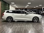 Volvo V60 T6 AWD Recharge R-Design Trekhaak | Adaptieve Cruise Control | Stoel en Stuurwielverwarming | Parkeercamera | Full LED Meesturende koplampen | Pilot Assist | BLIS Dode Hoek Detectie | Bestuurdersstoel elektrisch geheugen | Contour stoelen met wit stiksel en bies | Zitting verlenging voorstoelen | 19 Inch | Keyless Drive | Parkeersensoren voor+achter | Privacy Glass | Elektrisch bedienbare achterklep | DAB Radio | Apple Carplay/Android Auto | Volvo On Call met mobiele App functie |