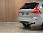 Volvo XC60 T6 AWD Recharge Plus Dark 360° Camera | All Season Banden | Harman Kardon | Adaptieve Cruise Control | Stoelverwarming voor+achter | Stuurwielverwarming | Full LED Meesturende koplampen | Pilot Assist | BLIS Dode Hoek Detectie | Elekrische voorstoelen geheugen | Contour Stoelen met wit stiksel en bies | Zitting verlenging voorstoelen | Schuifdak | 19 Inch | Google Infotainment | Keyless Drive | Parkeersensoren voor+achter | Privacy Glass | Elektrisch bedienbare achterklep | DAB Radio | Apple Carplay/Android Auto | Draadloos telefoon opladen | Volvo On Call met mobiele App functie | Vapour Grey Metallic |
