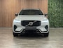 Volvo XC60 T6 AWD Recharge Plus Dark 360° Camera | All Season Banden | Harman Kardon | Adaptieve Cruise Control | Stoelverwarming voor+achter | Stuurwielverwarming | Full LED Meesturende koplampen | Pilot Assist | BLIS Dode Hoek Detectie | Elekrische voorstoelen geheugen | Contour Stoelen met wit stiksel en bies | Zitting verlenging voorstoelen | Schuifdak | 19 Inch | Google Infotainment | Keyless Drive | Parkeersensoren voor+achter | Privacy Glass | Elektrisch bedienbare achterklep | DAB Radio | Apple Carplay/Android Auto | Draadloos telefoon opladen | Volvo On Call met mobiele App functie | Vapour Grey Metallic |