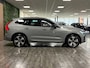 Volvo XC60 T6 AWD Recharge Plus Dark 360° Camera | All Season Banden | Harman Kardon | Adaptieve Cruise Control | Stoelverwarming voor+achter | Stuurwielverwarming | Full LED Meesturende koplampen | Pilot Assist | BLIS Dode Hoek Detectie | Elekrische voorstoelen geheugen | Contour Stoelen met wit stiksel en bies | Zitting verlenging voorstoelen | Schuifdak | 19 Inch | Google Infotainment | Keyless Drive | Parkeersensoren voor+achter | Privacy Glass | Elektrisch bedienbare achterklep | DAB Radio | Apple Carplay/Android Auto | Draadloos telefoon opladen | Volvo On Call met mobiele App functie | Vapour Grey Metallic |
