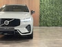 Volvo XC60 T6 AWD Recharge Plus Dark 360° Camera | All Season Banden | Harman Kardon | Adaptieve Cruise Control | Stoelverwarming voor+achter | Stuurwielverwarming | Full LED Meesturende koplampen | Pilot Assist | BLIS Dode Hoek Detectie | Elekrische voorstoelen geheugen | Contour Stoelen met wit stiksel en bies | Zitting verlenging voorstoelen | Schuifdak | 19 Inch | Google Infotainment | Keyless Drive | Parkeersensoren voor+achter | Privacy Glass | Elektrisch bedienbare achterklep | DAB Radio | Apple Carplay/Android Auto | Draadloos telefoon opladen | Volvo On Call met mobiele App functie | Vapour Grey Metallic |