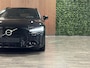 Volvo V60 T6 AWD Recharge R-Design Adaptieve Cruise Control | Stoel en Stuurwielverwarming | Parkeercamera | Full LED Meesturende koplampen | Pilot Assist | Bestuurdersstoel elektrisch geheugen | Contour stoelen met wit stiksel en bies | Zitting verlenging voorstoelen | 18 Inch | Keyless Drive | Parkeersensoren voor+achter | Privacy Glass | Elektrisch bedienbare achterklep | DAB Radio | Apple Carplay/Android Auto | Volvo On Call met mobiele App functie |