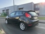 Ford Fiesta 1.0i EcoBoost Titanium 5-Deurs 125 PK. Mooie en zeer fijn rijdende auto !!! Distributieriem en waterpomp zijn vervangen !!