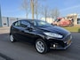 Ford Fiesta 1.0i EcoBoost Titanium 5-Deurs 125 PK. Mooie en zeer fijn rijdende auto !!! Distributieriem en waterpomp zijn vervangen !!