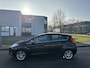 Ford Fiesta 1.0i EcoBoost Titanium 5-Deurs 125 PK. Mooie en zeer fijn rijdende auto !!! Distributieriem en waterpomp zijn vervangen !!