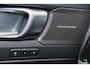 Volvo XC40 B3 Plus Black Edition - Panorama/schuifdak - IntelliSafe Assist & Surround - 360º Camera - Harman/Kardon audio - Verwarmde voorstoelen & stuur - Parkeersensoren voor & achter - Elektr. bedienb. voorstoelen met geheugen links - Draadloze tel. lader - Extra getint glas - Elektr. inklapbare trekhaak - 20' LMV