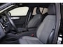 Volvo XC40 B3 Plus Black Edition - Panorama/schuifdak - IntelliSafe Assist & Surround - 360º Camera - Harman/Kardon audio - Verwarmde voorstoelen & stuur - Parkeersensoren voor & achter - Elektr. bedienb. voorstoelen met geheugen links - Draadloze tel. lader - Extra getint glas - Elektr. inklapbare trekhaak - 20' LMV