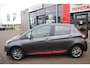 Toyota Yaris DESIGN-RED 5-DEURS TREKHAAK CLIMA CAMERA LED 16"LM-VELGEN MISTLAMPEN CRUISE NL-AUTO