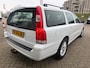 Volvo V70 2.4 in automaat met leer en trekhaak en airco en cruise controle en goed onderhouden