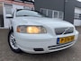 Volvo V70 2.4 in automaat met leer en trekhaak en airco en cruise controle en goed onderhouden
