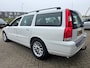 Volvo V70 2.4 in automaat met leer en trekhaak en airco en cruise controle en goed onderhouden