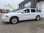 Volvo V70 2.4 in automaat met leer en trekhaak en airco en cruise controle en goed onderhouden