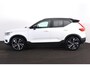 Volvo XC40 T5 AWD R-Design Intro Edition - Panorama/schuifdak - IntelliSafe Assist & Surround - 360º Camera - Harman/Kardon audio - Adaptieve LED koplampen - Verwarmde voorstoelen, stuur & achterbank - Parkeersensoren voor & achter - Elektr. bedienb. voorstoelen met geheugen links - Draadloze tel. lader - Standkachel - Extra getint glas - Elektr. inklapbare trekhaak - 20' LMV