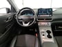 Hyundai Kona Electric 64 kWh 204pk EV Premium | SOH 100% | Leder | CarPlay / Android | Stuur- en Stoelverwarming | ACC | Camera | PDC | 17"