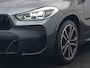 BMW X2 xDrive25e M Sport Plug In Hybrid 220pk Dealer O.H. PHEV | Panodak | Adaptive Cruise | Head Up | Camera | Harman & Kardon | Lederen Sportstoelen Memory & Verwarmd | Sfeerverlichting | Apple Carplay | Keyless | Navigatie | DAB | 19"L.M |