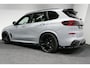BMW X5 xDrive50e / Orig. Nederlands / Maxton Design Bodykit V.2 / Skylounge Panoramadak / Stoelkoeling & -verwarming / Elektr. verstelbare voorstoelen + memory / Carbon Interieurdelen / Harman Kardon Surround Sound / Ambienteverlichting / Softclose / HUD BMW Proffesional / Grille Iconic Glow / Luchtvering / Apple Carplay - Android Auto / Trekhaak (zwenkbaar) / 22'' LMV / Achteruitrijcamera / Dodehoek detectie / Ambient Air-pakket