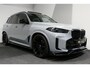 BMW X5 xDrive50e / Orig. Nederlands / Maxton Design Bodykit V.2 / Skylounge Panoramadak / Stoelkoeling & -verwarming / Elektr. verstelbare voorstoelen + memory / Carbon Interieurdelen / Harman Kardon Surround Sound / Ambienteverlichting / Softclose / HUD BMW Proffesional / Grille Iconic Glow / Luchtvering / Apple Carplay - Android Auto / Trekhaak (zwenkbaar) / 22'' LMV / Achteruitrijcamera / Dodehoek detectie / Ambient Air-pakket