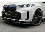 BMW X5 xDrive50e / Orig. Nederlands / Maxton Design Bodykit V.2 / Skylounge Panoramadak / Stoelkoeling & -verwarming / Elektr. verstelbare voorstoelen + memory / Carbon Interieurdelen / Harman Kardon Surround Sound / Ambienteverlichting / Softclose / HUD BMW Proffesional / Grille Iconic Glow / Luchtvering / Apple Carplay - Android Auto / Trekhaak (zwenkbaar) / 22'' LMV / Achteruitrijcamera / Dodehoek detectie / Ambient Air-pakket