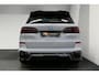 BMW X5 xDrive50e / Orig. Nederlands / Maxton Design Bodykit V.2 / Skylounge Panoramadak / Stoelkoeling & -verwarming / Elektr. verstelbare voorstoelen + memory / Carbon Interieurdelen / Harman Kardon Surround Sound / Ambienteverlichting / Softclose / HUD BMW Proffesional / Grille Iconic Glow / Luchtvering / Apple Carplay - Android Auto / Trekhaak (zwenkbaar) / 22'' LMV / Achteruitrijcamera / Dodehoek detectie / Ambient Air-pakket
